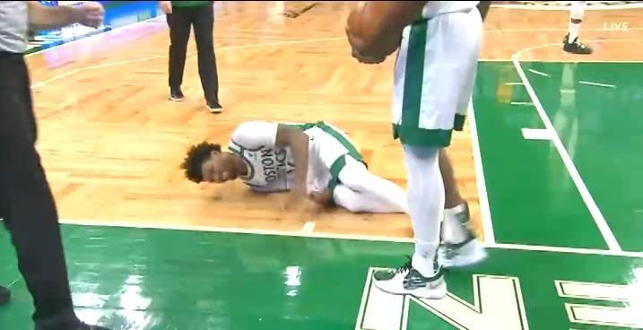 NBA:斯玛特受伤