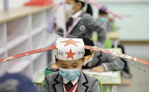 杭州小学生戴一米帽上课的相关图片